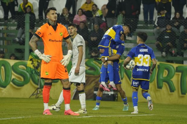 Un flojo Boca rescató un empate ante Defensa en el debut de sus