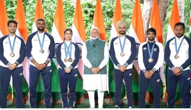 PM Modi meets and congratulates men’s hockey team and Paris Olympics